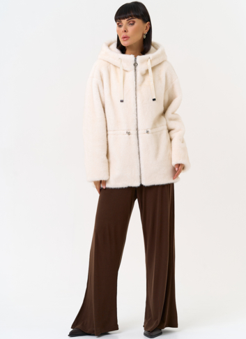 Женская светлая куртка из эко меха с капюшоном