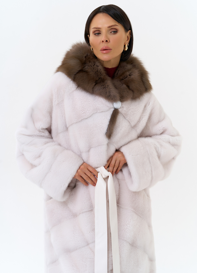 Белая шуба из меха норки с капюшоном из меха куницы модель № 28669 универмаг малина