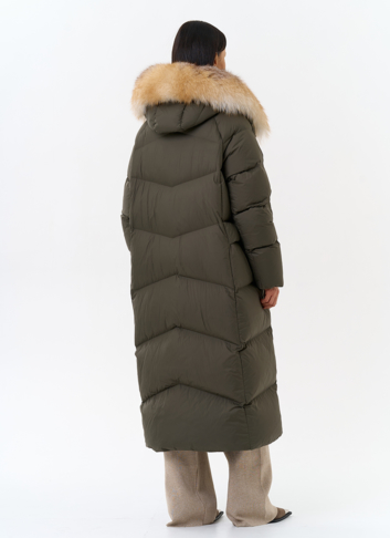 Женский длинный пуховик с отделкой из меха лисы