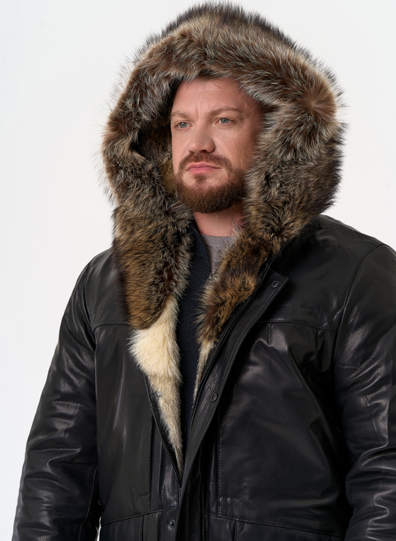 Мужская куртка с капюшоном на мехе из волка