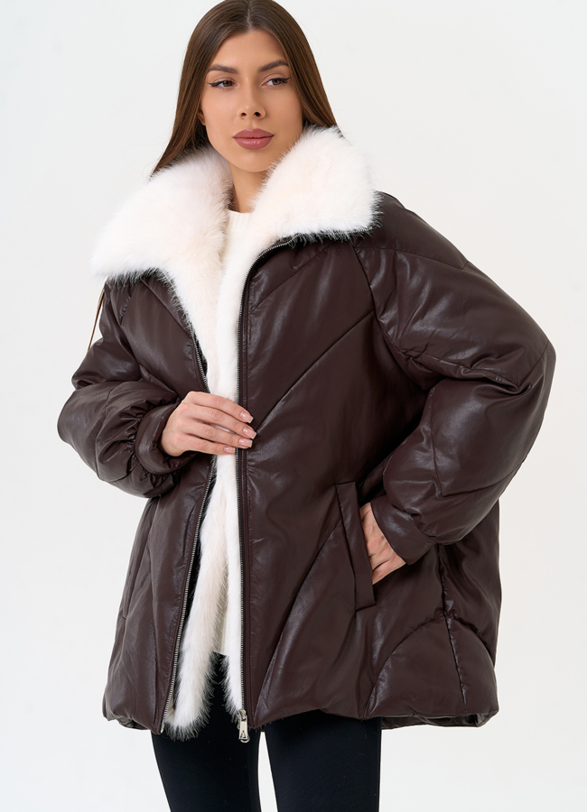 Женский пуховик из эко кожи коричневого цвета модель № 30712 меха малина