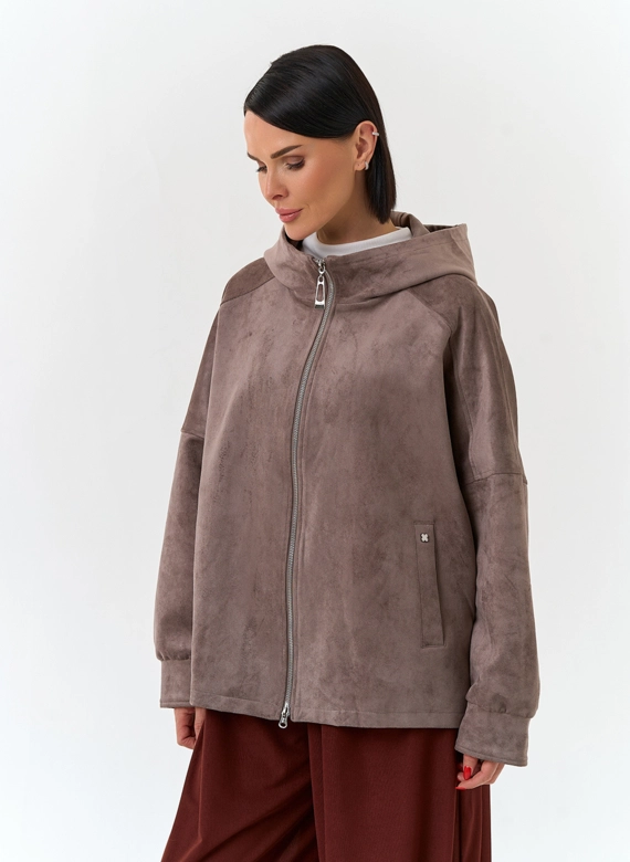 Женская куртка из эко замши с капюшоном