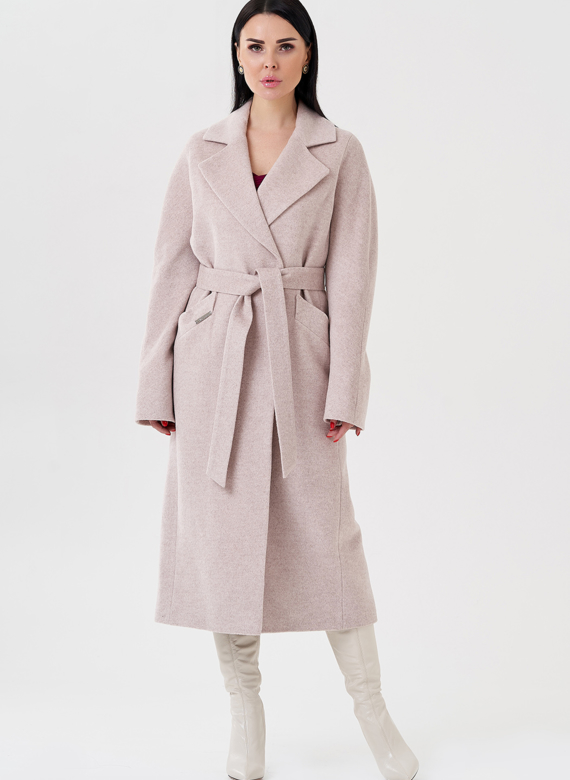 Светлое женское пальто с поясом
