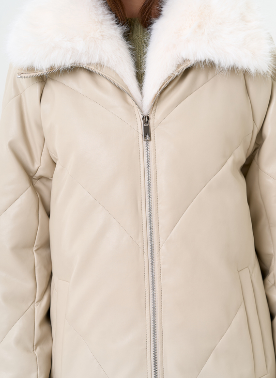 Женский пуховик из эко кожи с отделкой из эко меха