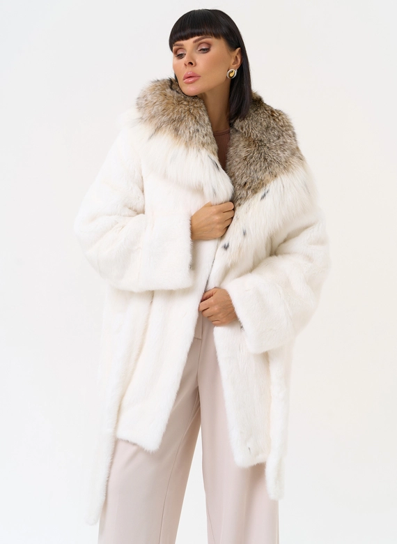 Женская шуба из меха норки с капюшоном из меха рыси