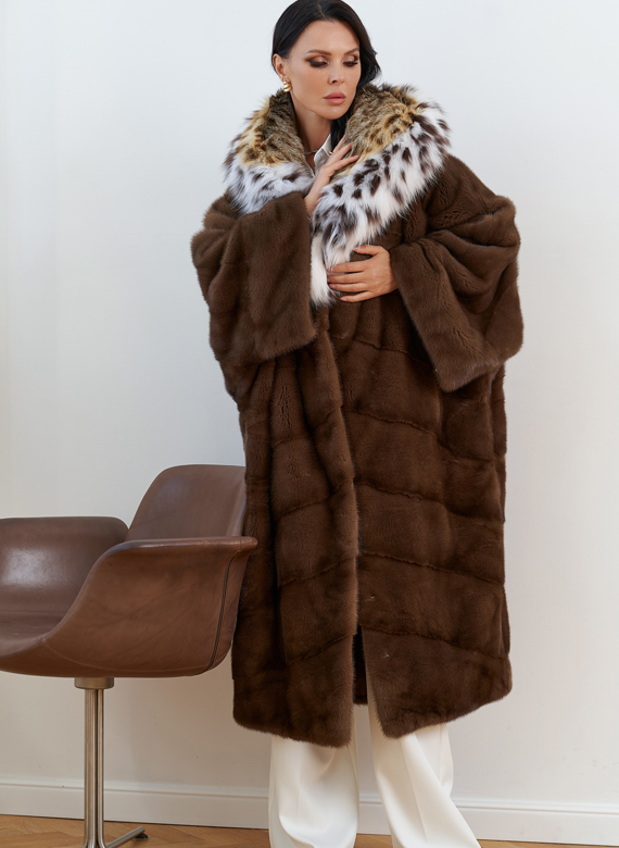 Женская шуба из меха норки с капюшоном из меха рыси