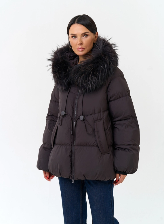 Женский пуховик с мехом енота на капюшоне фото
