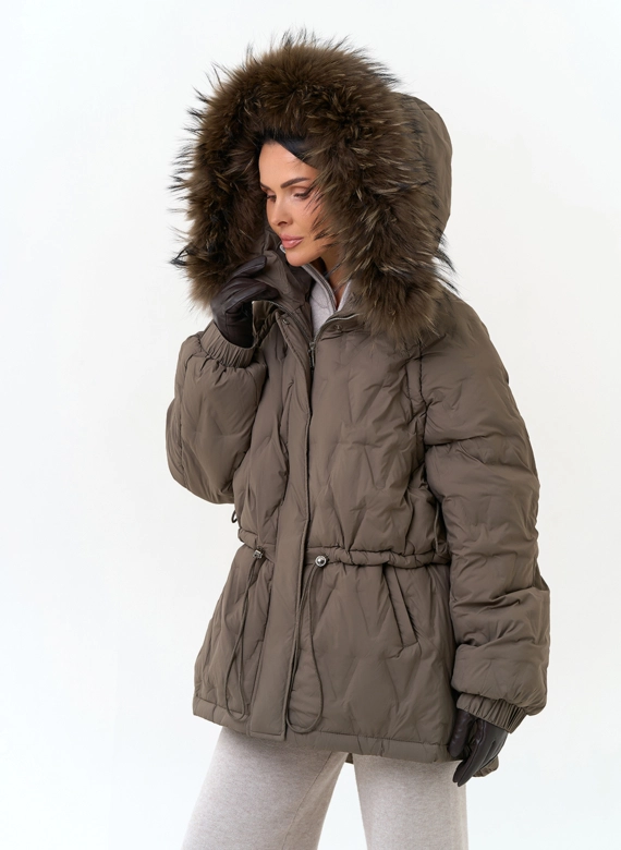 Женский пуховик с мехом енота на капюшоне фото
