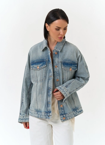 Женская джинсовая куртка со стразами фото