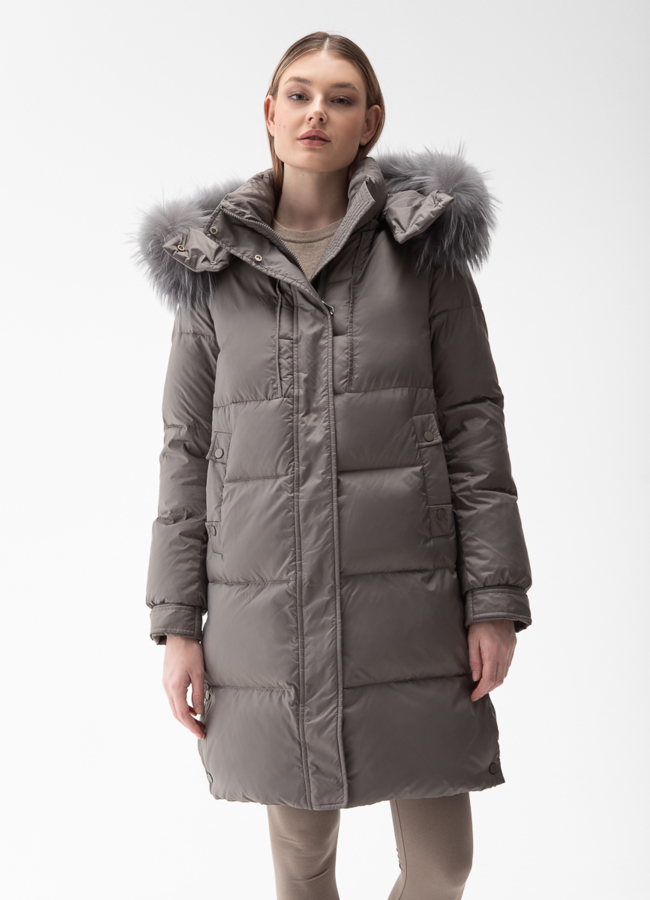 фото Женский пуховик с капюшоном из меха енота модель № 29205