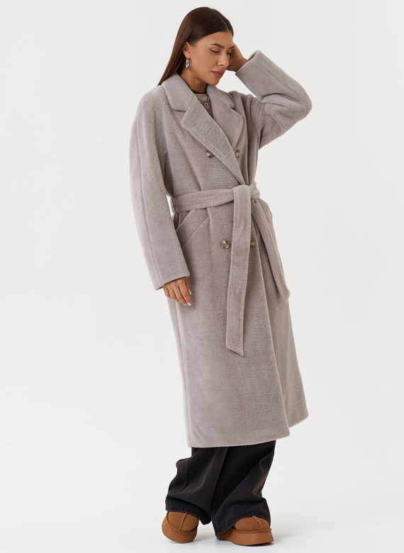 Утепленное двубортное пальто с английским воротником