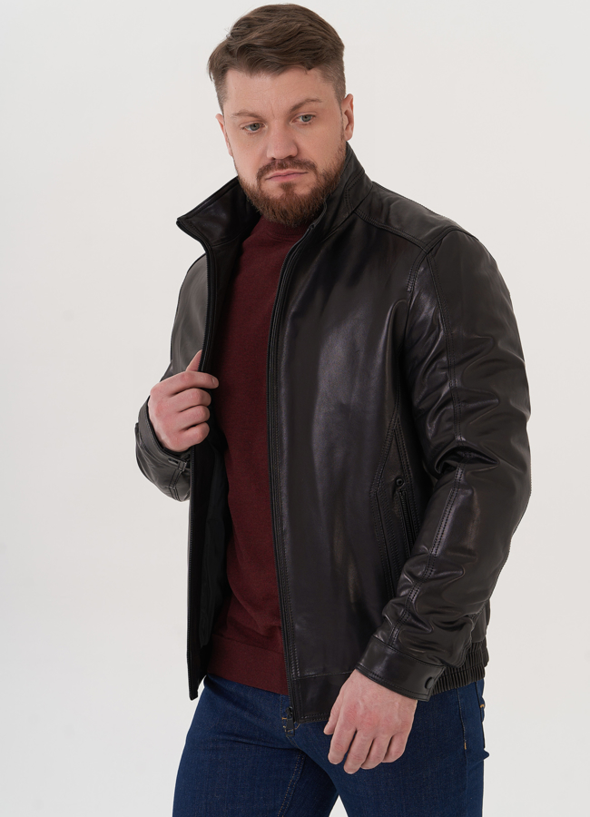 Мужская кожаная куртка черного цвета модель № 26923 в рассрочку