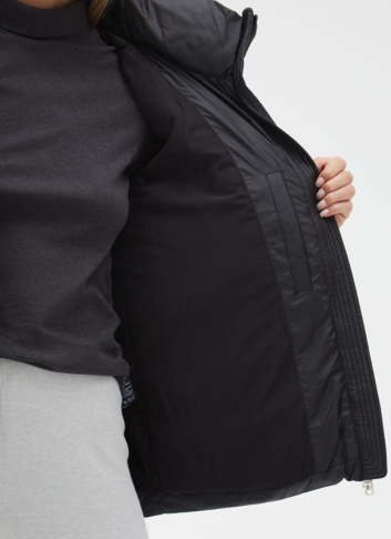 Женский пуховик черного цвета с капюшоном