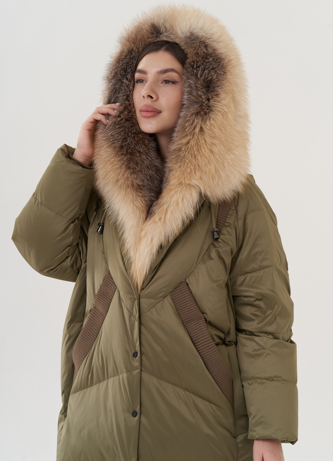 Пуховик с отделкой капюшона из меха лисы  модель № 25934 универмаг малина