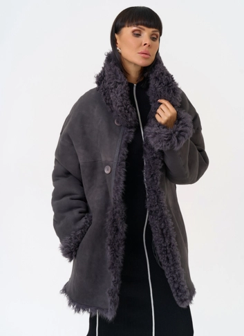 Женская двухсторонняя дубленка с декоративным поясом фото