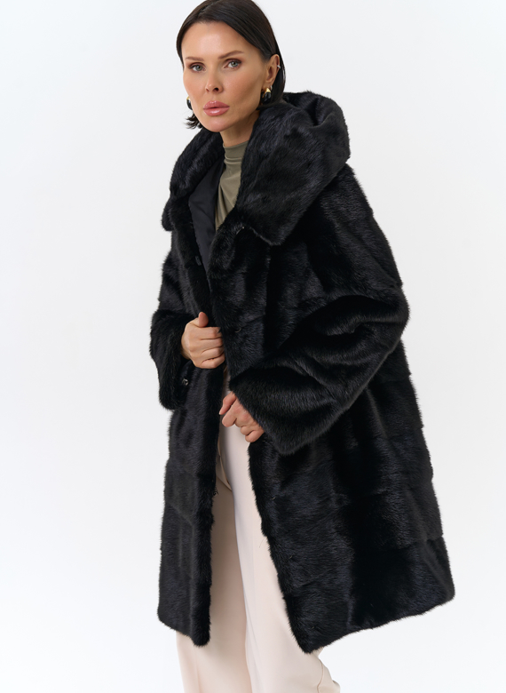 Шуба из норки с капюшоном черного цвета